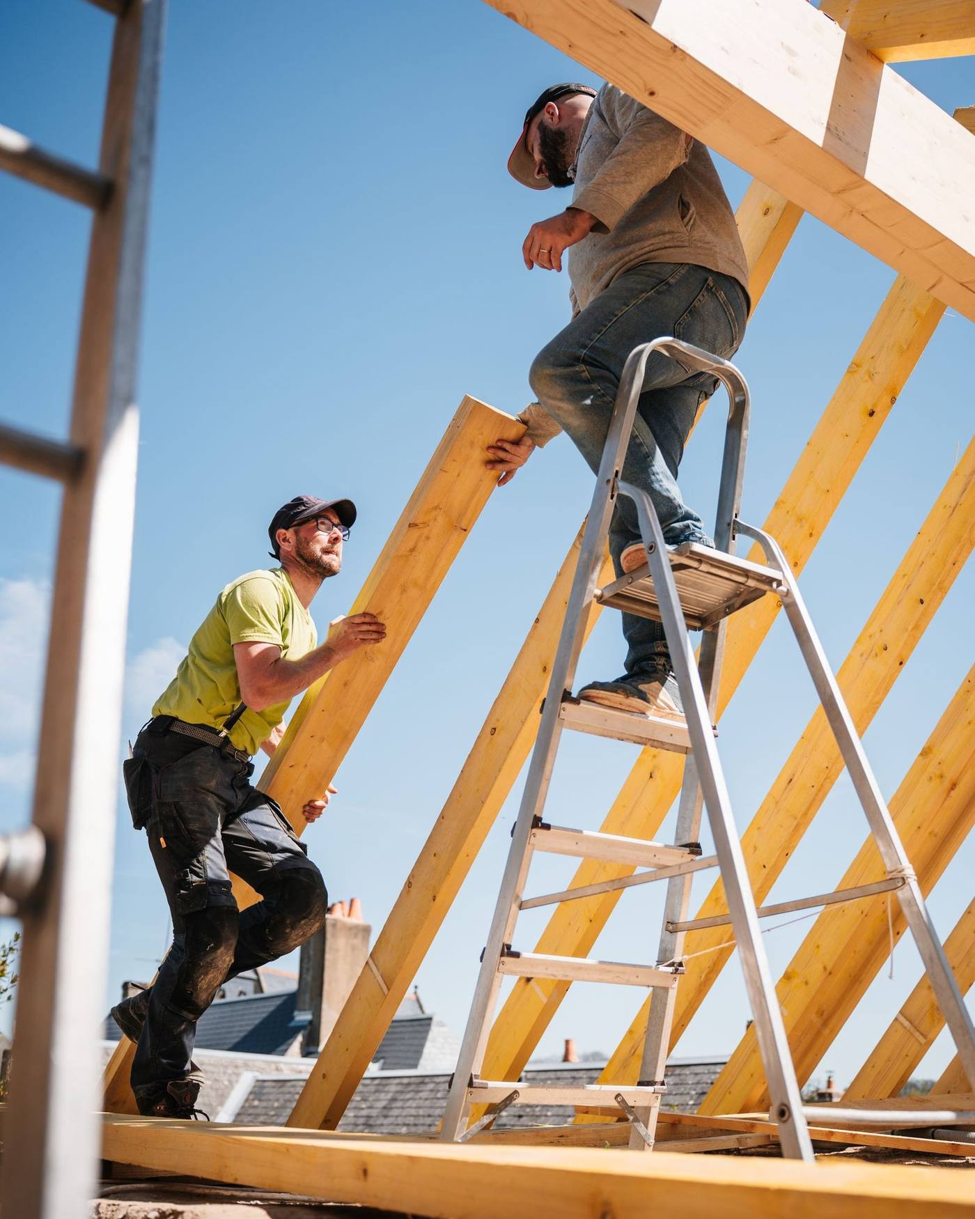 Couvreur travaillant sur une toiture en cours de rénovation