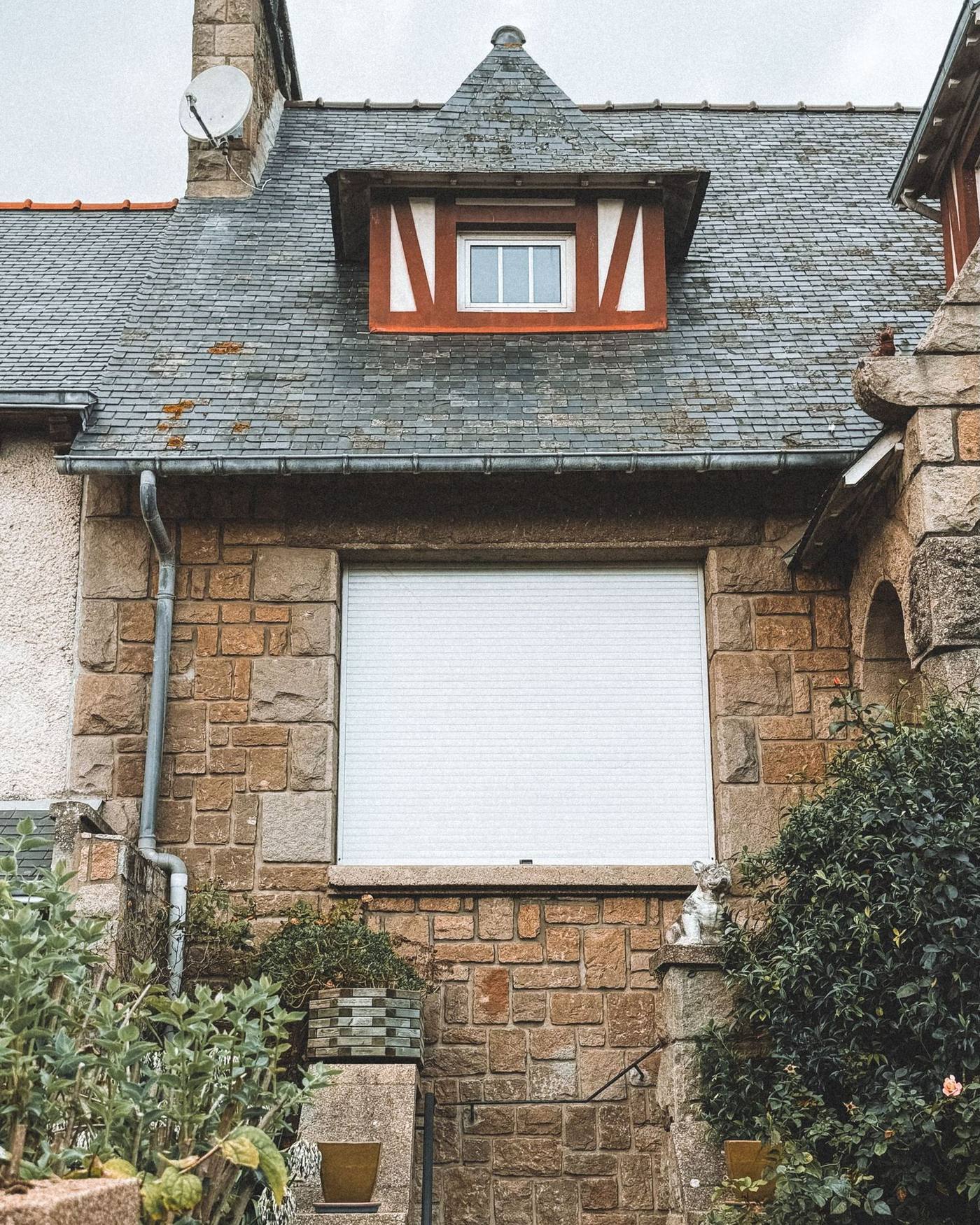Maison bretonne en pierre couverte d'ardoise