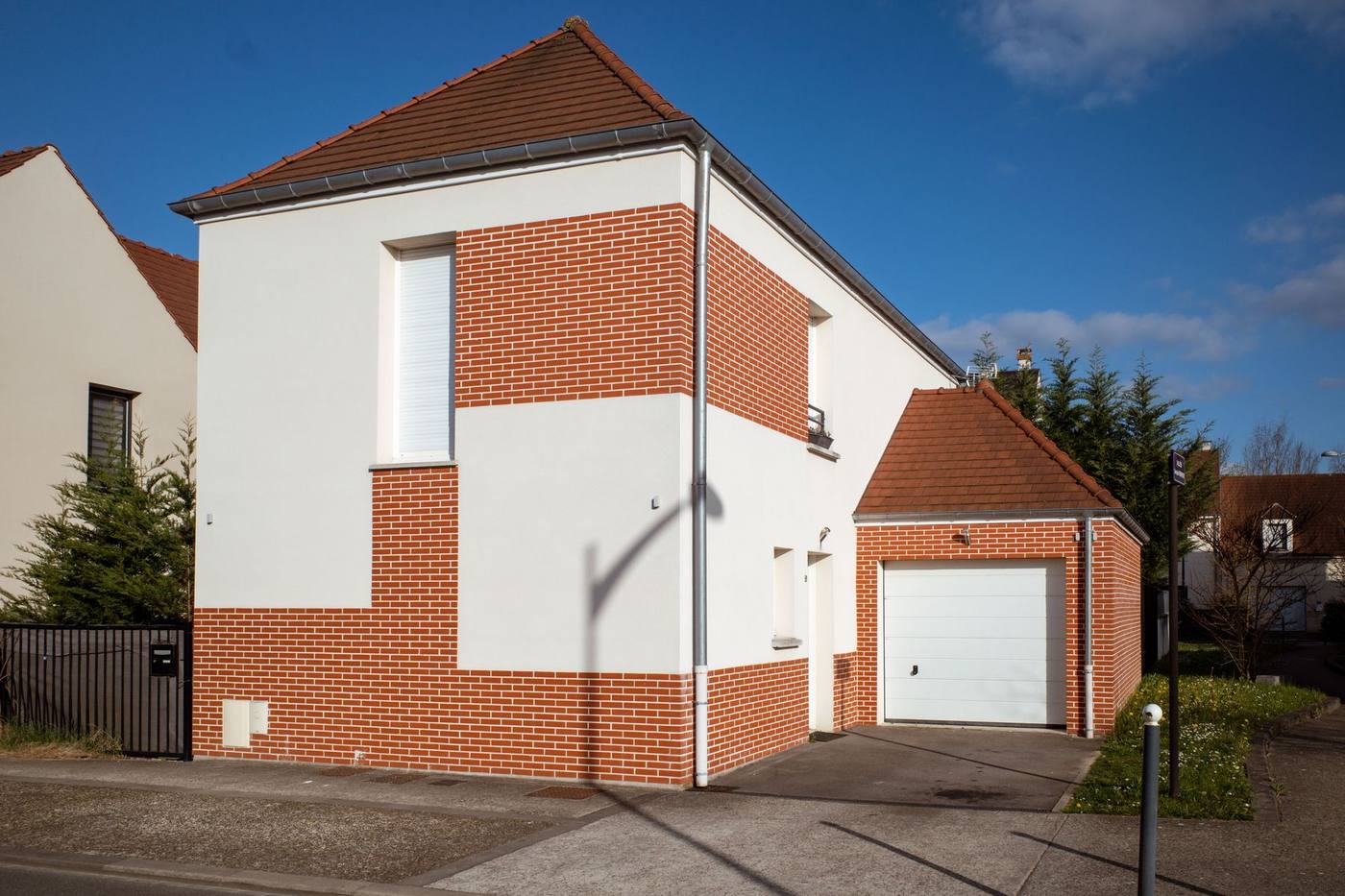 Pavillon francilien en brique avec toiture en tuiles
